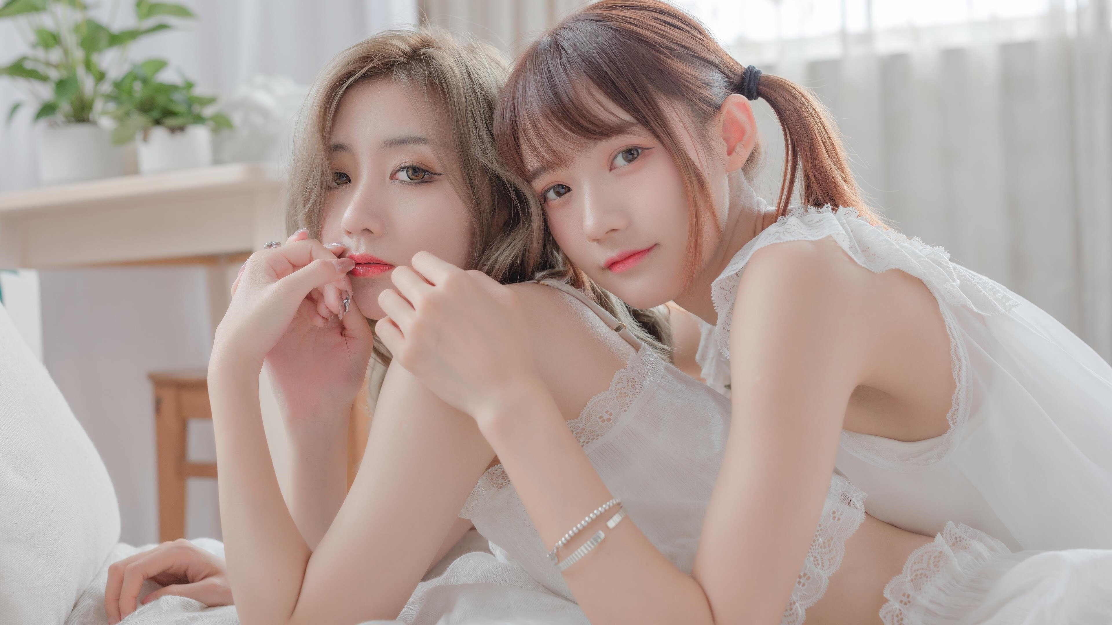 夜间自由潜水表演，光影交错尽显海底魅力，夜间潜水训练事件