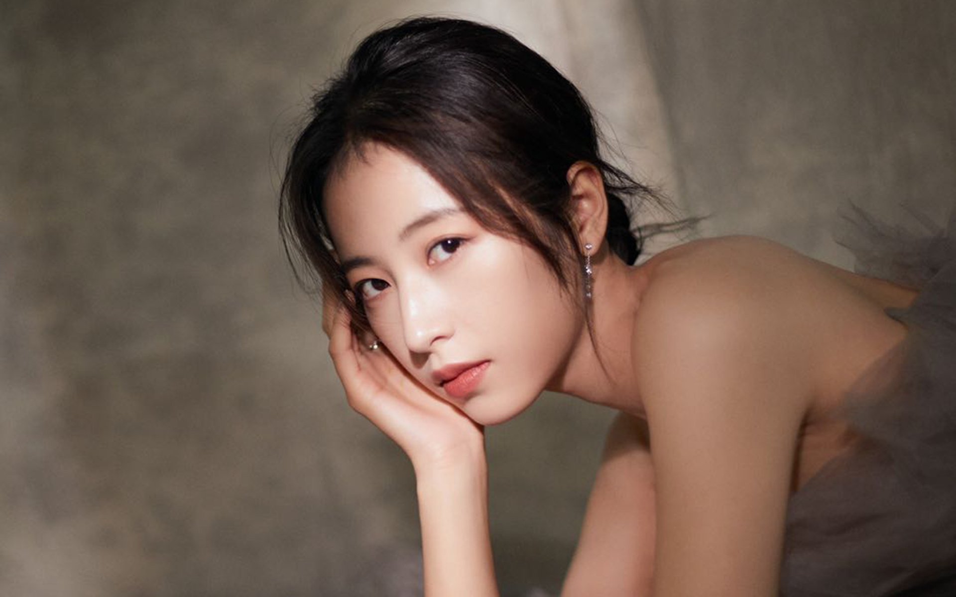 开云体育博彩-传奇门将复出振奋球队，英超保级形势乐观，现役传奇门将